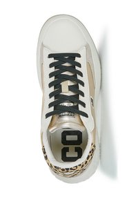 Zapatilla con parte superior sintética en beige y blanco, cordones negros, acentos dorados y un detalle en print de leopardo en el talón. Incluye una suela acolchada.