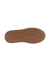 Pruun kummine tald, millel on ringikujulised haardepinnad ja sisse pressitud "NINE WEST" logo, pehme tekstuuri ja kontuuritud kujuga.