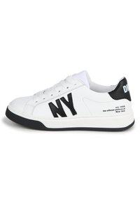 Zapatilla blanca con letras negras "NY", parte superior de cuero liso, puntera redonda, acentos negros en el talón y suela de goma blanca con texto impreso en el lateral.