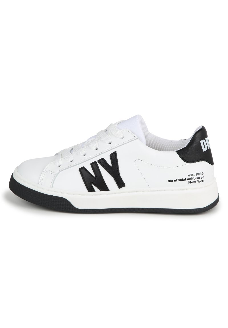 Zapatilla blanca con letras negras "NY", parte superior de cuero liso, puntera redonda, acentos negros en el talón y suela de goma blanca con texto impreso en el lateral.