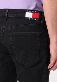 Tommy Jeans AUSTIN SLIM - Jeans Tapered Fit - denim washed black