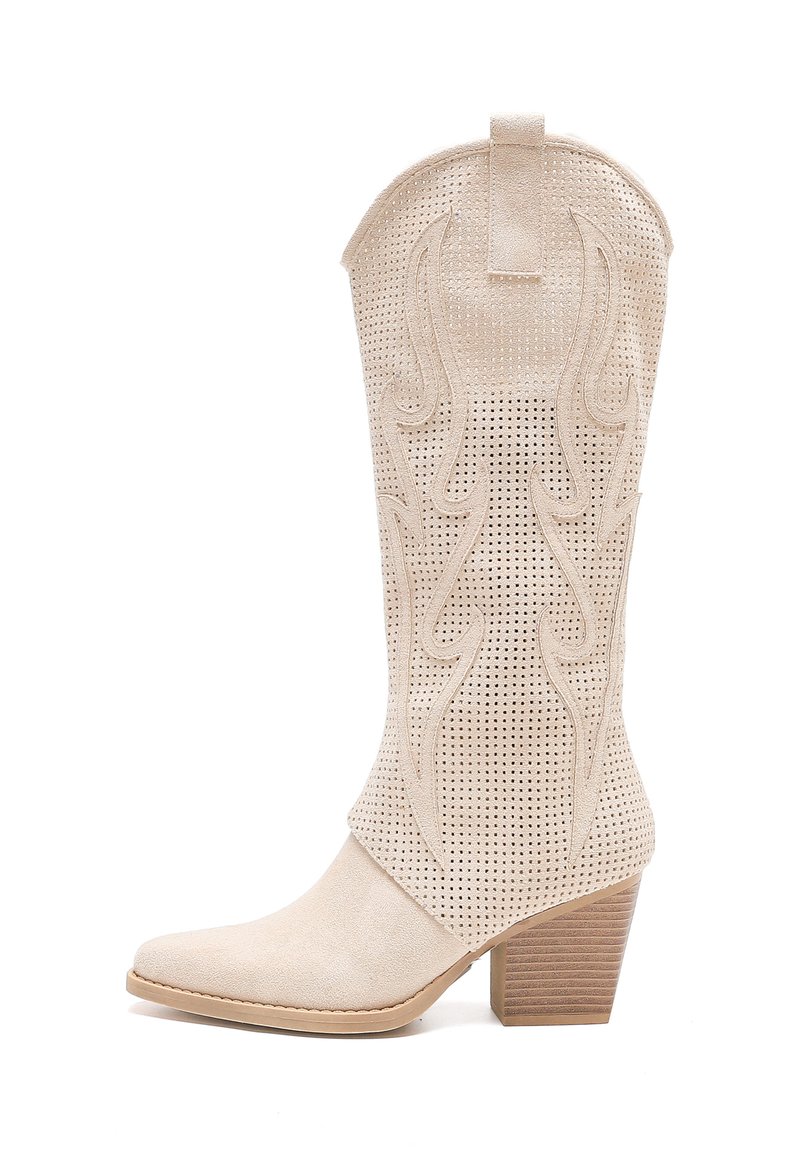 Bota de vaquero de ante beige con caña perforada, punta afilada y tacón cuadrado. Presenta patrones de llamas bordados y una cinta en la parte posterior para ayudar a ponérsela.