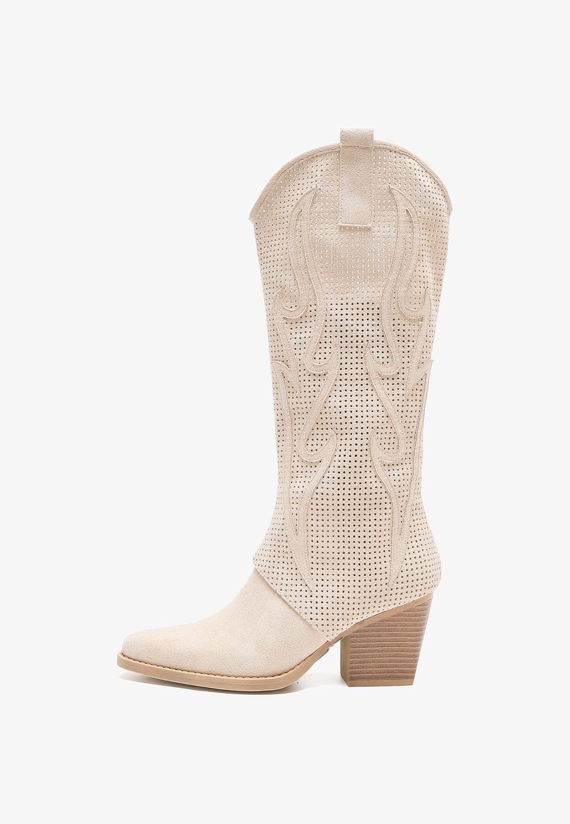 Beżowe zamszowe kowbojki z perforowanym cholewką, spiczastym noskiem i słupkowym obcasem. Posiadają haftowane wzory płomieni oraz pętelkę z tyłu.