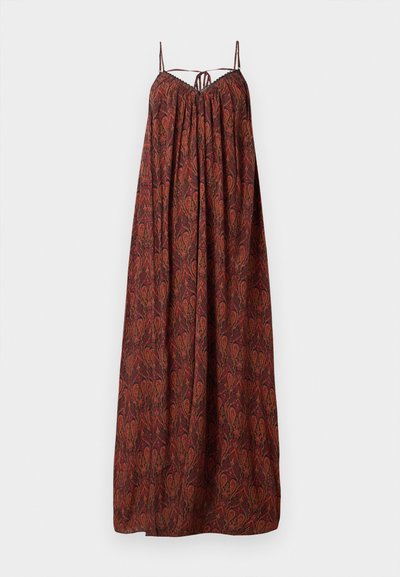 Maxi sukienka w ciemnoczerwonym kolorze z misternym wzorem paisley, wykonana z lekkiego materiału. Posiada cienkie, regulowane ramiączka oraz marszczony dekolt.