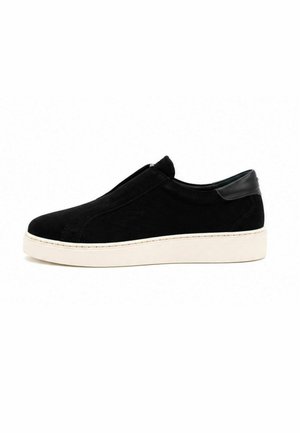 Sneaker slip-on nero con suola bianca spessa e tallone in pelle, vista laterale, design minimalista su sfondo bianco.