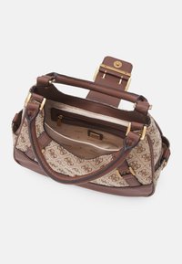 Bolsa castanha com um exterior em tela estampada e detalhes em couro liso. Inclui um bolso interno com fecho e detalhes em metal dourado.