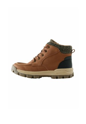 Brauner Schnürstiefel bis zum Knöchel mit gepolstertem Stoffkragen, beiger robuster Sohle und schwarzem Fersenpatch, entworfen für den Outdoor- oder Freizeitgebrauch.