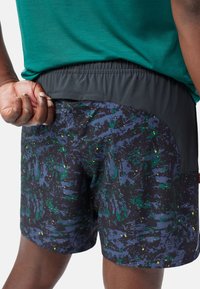 Pantaloni corti a motivo nero, blu e verde con finitura testurizzata e una piccola tasca con zip sul retro, fascia elastica in vita per una vestibilità regolabile.