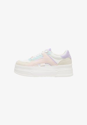 Sneakers con suola bassa, base bianca, sovrapposizioni in tessuto rosa pastello, viola e azzurro chiaro e lacci bianchi.