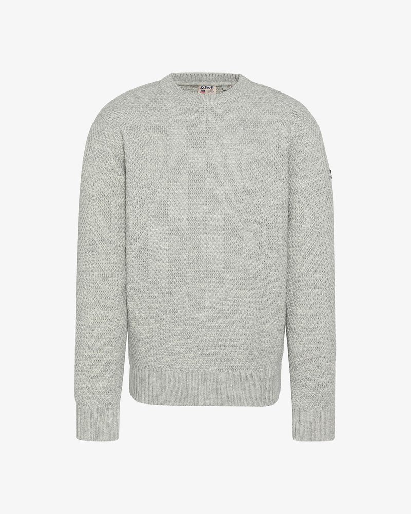 Szary sweter dzianinowy z okrągłym dekoltem, długimi rękawami, strukturalnym wzorem, ściągaczami na mankietach i dole, z naszywką z logo na lewym rękawie.