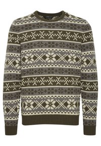 Strickpullover mit rundem Ausschnitt, olivgrünem Grundton und einem geometrischen Muster in Creme und Hellgrau über dem Körper und den Ärmeln.