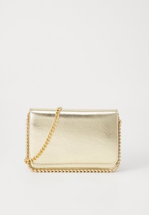 Pequeño bolso rectangular de cuero dorado con ribete de cuentas doradas y una correa de cadena dorada sobre un fondo blanco.