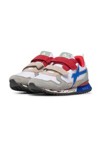 Scarpe sportive in un mix di tessuto bianco, suede grigio, con accenti rossi e blu, dotate di due fasce in velcro e una suola testurizzata.