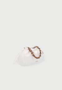 Sac à main en cuir blanc avec un haut froncé, équipé d'une anse chaîne en écaille de tortue et un marquage subtil. Texture lisse, design compact.