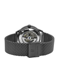 Edelstahlarmbanduhr mit schwarzem Mesh-Armband. Der transparente Gehäuseboden offenbart ein kompliziertes Uhrwerk mit blauen Akzenten. Minimalistisches Design.
