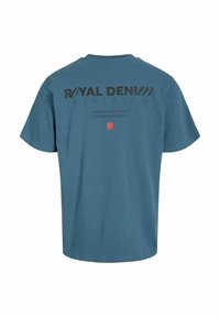 Zila kokvilnas T-krekls ar īsām piedurknēm, ar melnu grafisku logo uz muguras un sarkanu apļa akcentu zem teksta.