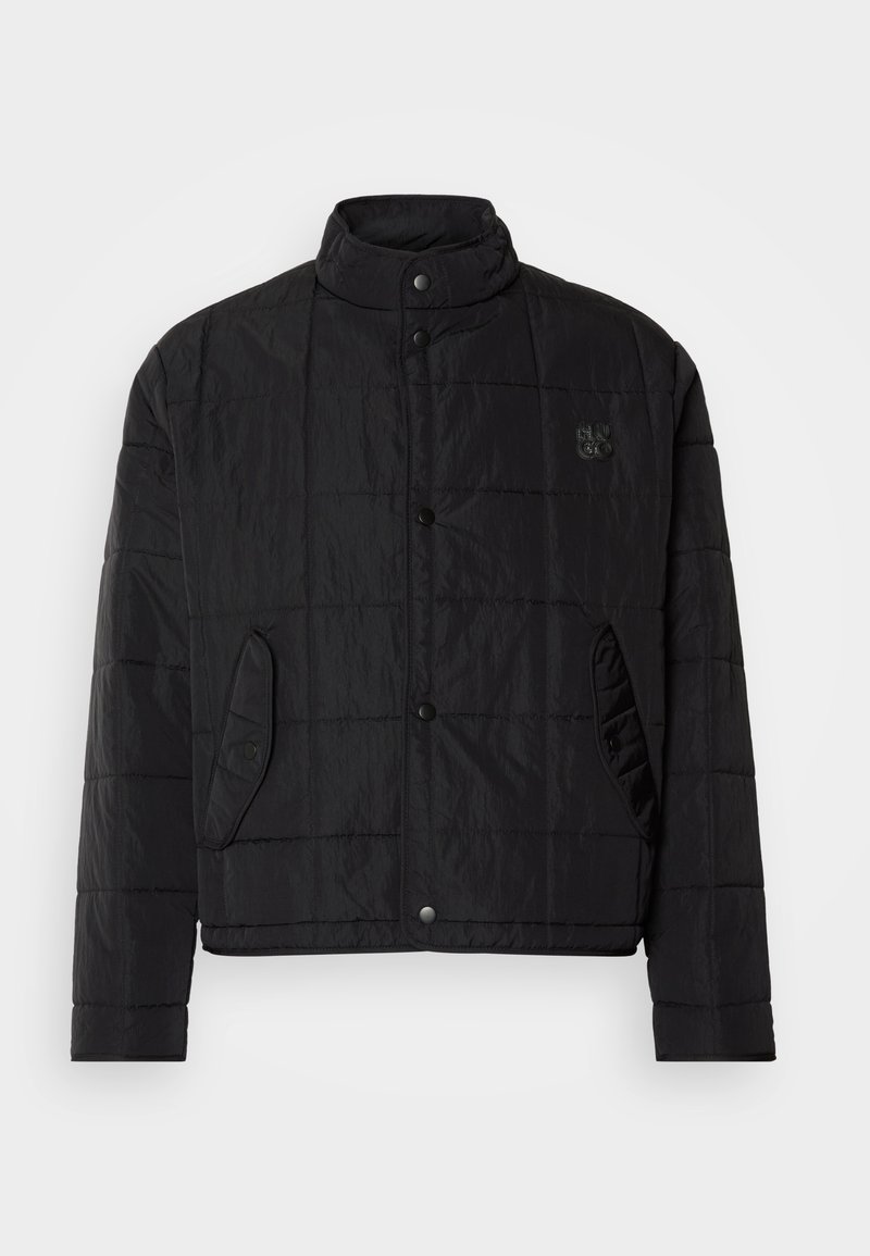 Veste matelassée noire avec un col montant, dotée de boutons-pression et de poches latérales, fabriquée en matériau léger et brillant.