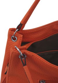 Oranje getextureerd lederen handtas met zilveren hardware, voorzien van een ritsvak en een kort handvat met zwarte accenten.