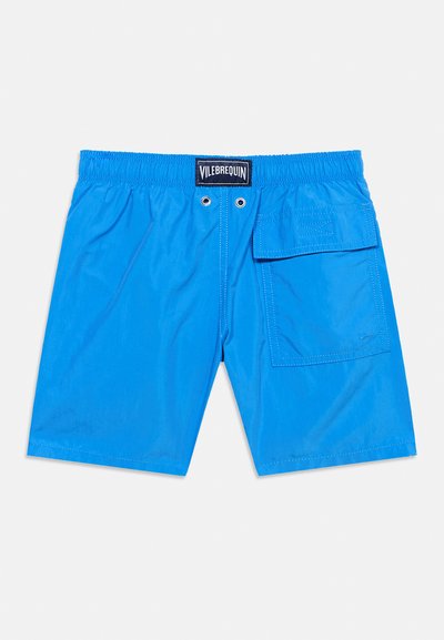 Φωτεινά μπλε ανδρικά μαγιό σορτς με ελαστική μέση, μεταλλικές οπές, μεγάλο δεξί τσέπη cargo με καπάκι και ετικέτα Vilebrequin στο πίσω μέρος.
