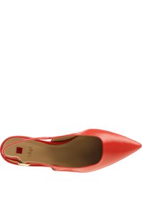 Czerwony skórzany but typu slingback z ostrym czubkiem, otwartym tyłem i złotym zapięciem na pasku wokół kostki.