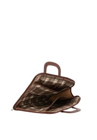 Bruine leren tas met een open rits, met een geruite interieurpatroon in bruin en geel. Twee compartimenten en dubbele handvatten zijn zichtbaar.