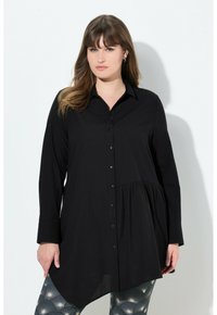Černá košile na knoflíky s límečkem, dlouhými rukávy a peplum stylem, vyrobená z hladkého materiálu s mírně strukturovaným vzhledem.