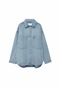 Lichtblauwe denimjas met lange mouwen, puntige kraag, drukknoopsluiting aan de voorkant en twee grote borstzakken.