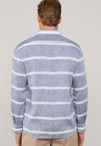 Blauw gestreept overhemd met lange mouwen en witte horizontale strepen. Lichtgewicht stof, met knoopmanchetten en een elegant kraagontwerp.