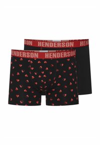 Dwie pary męskich bokserek; jedna z czarnym tłem i wzorem czerwonych serc, druga w jednolitym czarnym kolorze, obie z czerwoną gumą w pasie z napisem "HENDERSON".
