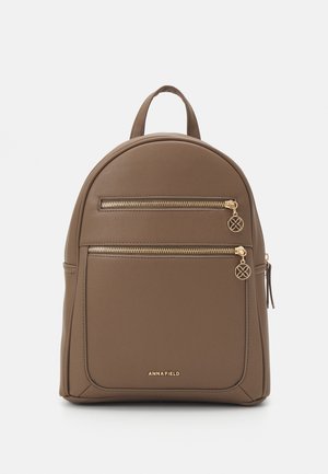 Yura mochila con solapa y detalles metálicos
