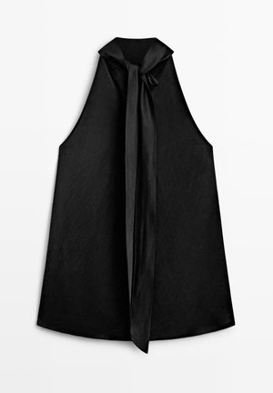 Haut noir sans manches à col halter avec un long nœud papillon à nouer autour du cou, en tissu lisse semblable à du satin et silhouette en A.