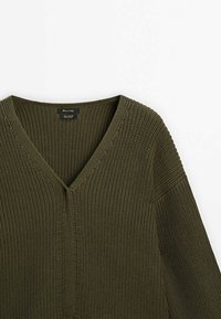 Maglione lavorato a maglia verde oliva con scollatura a V e maniche lunghe, realizzato in 100% cotone.
