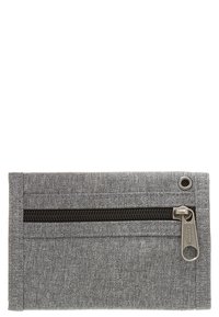 Grijze stoffen portemonnee met een ritsvak en zwarte rits, een gladde textuur en een metalen accent met een gaatje voor bevestiging.