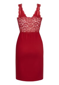 Czerwona sukienka z koronkowym stanikiem o falbaniastych brzegach, regulowanymi ramiączkami i dopasowaną sylwetką. Dół jest gładki i bez zdobień.