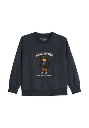 Marineblauwe trui met geribbelde manchetten en zoom, met een teddybeer die een hoodie en sneakers draagt met de tekst "MARC O'POLO" en "ESTABLISHED IN STOCKHOLM".