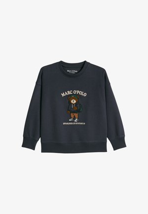Granatowa bluza z prążkowanymi mankietami i dołem, z misiem w bluzie z kapturem i trampkach, z napisem "MARC O'POLO" i "ESTABLISHED IN STOCKHOLM".