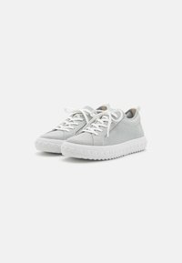 Sneakers in tessuto grigio con lacci bianchi, suole imbottite e dettagli a coste; design a bassa cima con un tassello sul tallone.