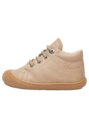 Zapatillas de cuero beige con un diseño de corte bajo, puntera redonda, cordones grises y forro suave. Presentan detalles cosidos y una suela de goma texturizada.