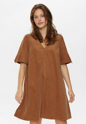 Bruine corduroy jurk met een V-hals, korte mouwen en een losse pasvorm. Heeft een gestructureerde stof en zijnaaddetail.