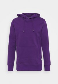 Violetti huppari, jossa on etutasku, nauha huppu, ribbireunat hihansuissa ja helmassa. Valmistettu pehmeästä, tekstuurista kankaasta. Ei näkyviä kuvioita tai logoja.