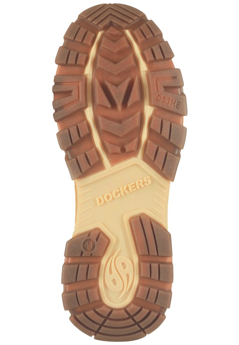 Suela de zapato de goma marrón con surcos profundos, que presenta una entresuela beige y un logotipo grabado de "DOCKERS". Diseño estructurado para tracción y soporte.