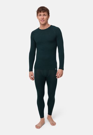 Termisk basislagssæt i mørkegrøn, langærmet bluse med rund halsudskæring og tætsiddende bukser. Lavet af blødt, tekstureret stof. Ingen synlige logoer.