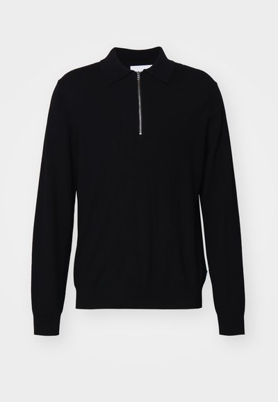 Fekete, hosszúujjú pulóver, cipzáras gallérral, kötött anyagból készült. Illeszkedő fazonú, bordázott mandzsettákkal és heméllyel rendelkezik.