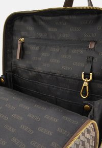 Guess JET SET  - Sac à dos - marron