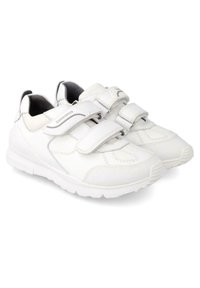 Zapatillas deportivas blancas que combinan materiales lisos y texturizados, con dos correas de velcro, puntera redondeada y diseño de suela contorneada.