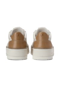 Pari valkoisia lenkkareita paksuilla valkoisilla pohjilla ja ruskeilla nahkakannikkeilla, joissa on laminoitu "G"-logo, nähtynä takaa.