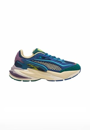 Scarpa da ginnastica da uomo con accenti di colore blu, verde, viola e beige, realizzata con materiali in mesh e suede e una suola spessa e ammortizzata.
