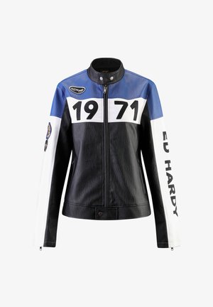 Czarna i niebieska skórzana kurtka z białymi akcentami, z dużym napisem "1971" i "ED HARDY", z zapięciem na zamek i detalem kołnierza na zatrzask.