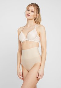 Beige push-up BH med blonder og justerbare stropper, kombinert med høy midje sømløse underdeler i matchende beige, glatt tekstur.