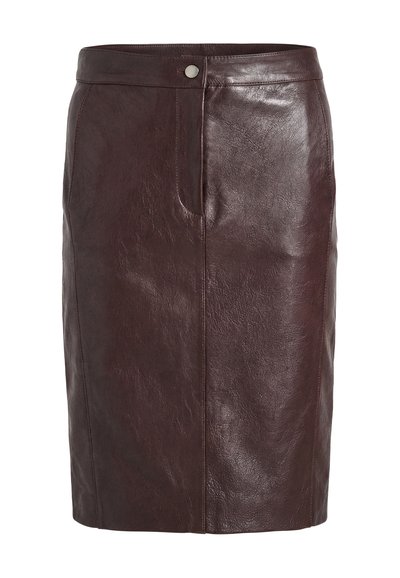 Tmavohnedá sukňa z umelého koženého materiálu so širokým pásom a zapínaním na predné gombíky, dĺžka po kolená s jemnou textúrou a švami na paneloch.